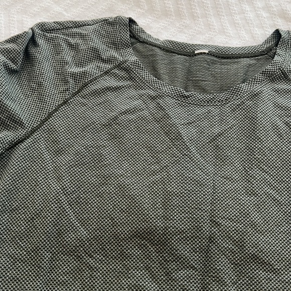 Lululemon t-shit - Picture 2 of 4